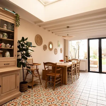 Family Near Lille With Garden & Parking بيت للعطل *