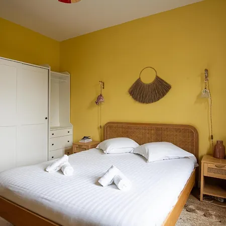 Family Near Lille With Garden & Parking بيت للعطل *
