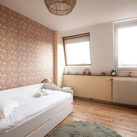 Family Near Lille With Garden & Parking