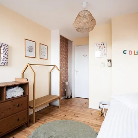 Family Near Lille With Garden & Parking