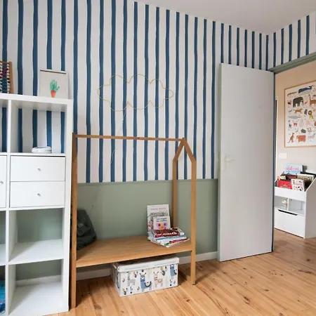 Family Near Lille With Garden & Parking