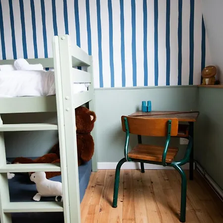 Family Near Lille With Garden & Parking بيت للعطل