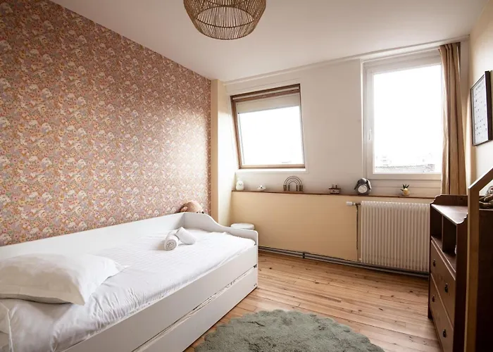 Family Near Lille With Garden & Parking