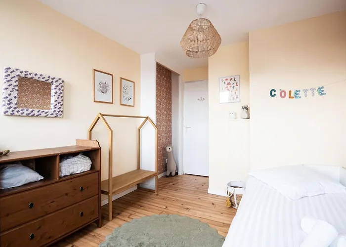 Family Near Lille With Garden & Parking